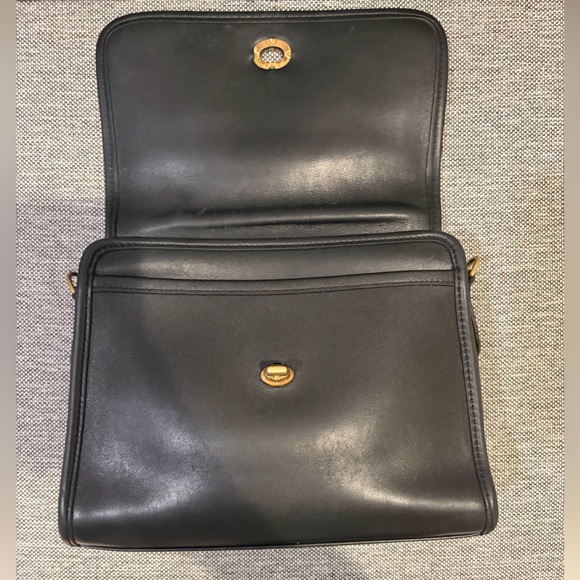 Vintage COACH Court Turn lock Crossbody Bag - Model 9870 in Black - Picture 3 of 11